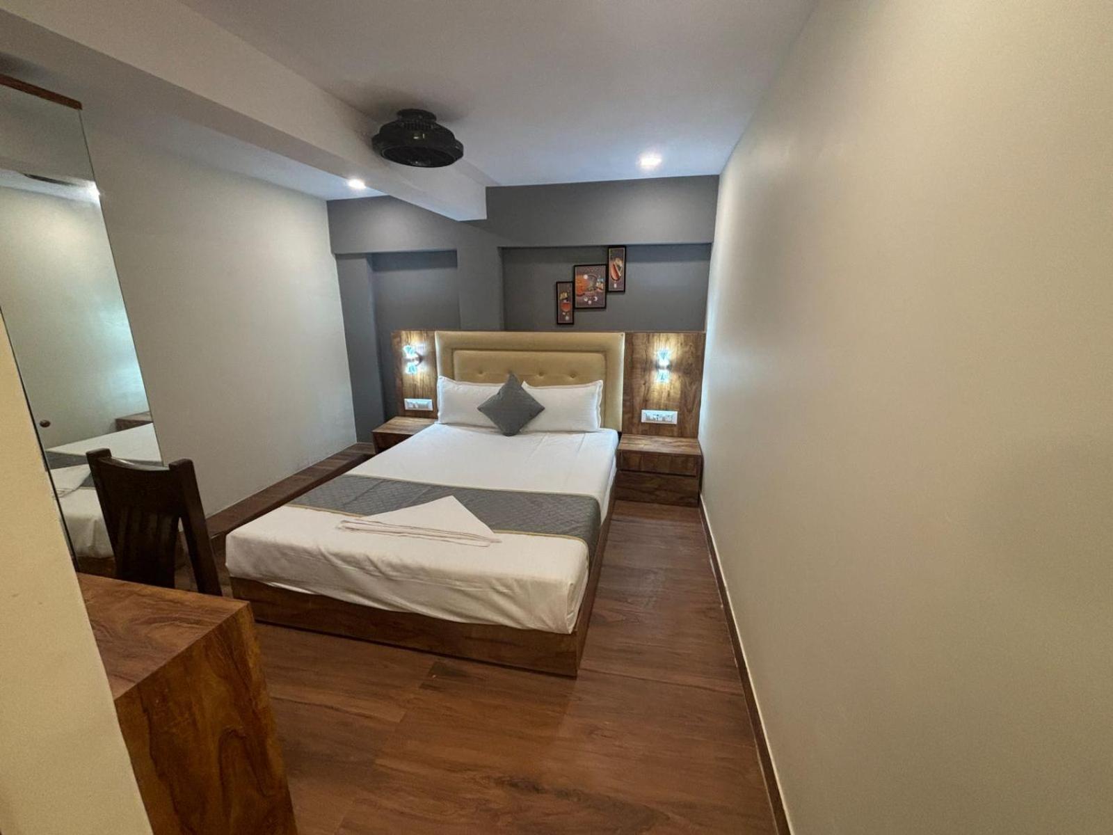 Hotel Z-a-r-a Park Goregaon West 2*
